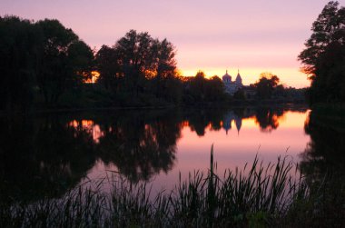 Nehirde sıcak bir akşam. Ukrayna.