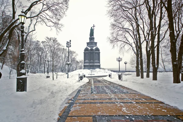 Kyiv. Prens Volodymyr 'in Dnipro nehri üzerindeki anıtı.