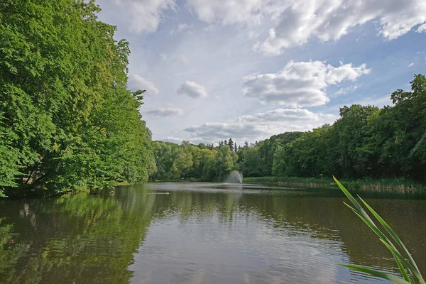 Kyiv şehrindeki eski park