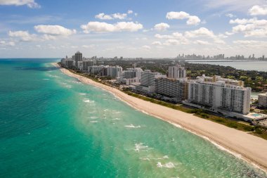 Miami Beach, Florida 'da yatları, tekneleri ve denizi olan bir yerleşim yerinin hava görüntüsü..