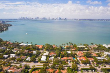 Miami Beach, Florida 'da yatları, tekneleri ve denizi olan bir yerleşim yerinin hava görüntüsü..