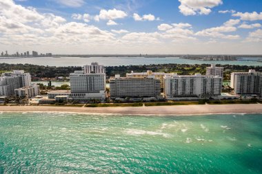 Miami Beach, Florida 'da yatları, tekneleri ve denizi olan bir yerleşim yerinin hava görüntüsü..