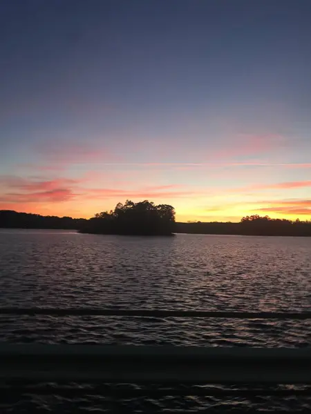 Hermoso Atardecer Sobre Lago —  Fotos de Stock