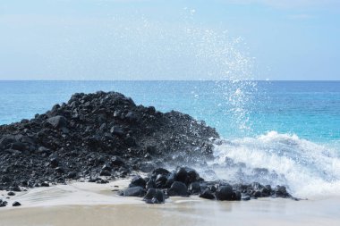 Beyaz kum ve denizin genişliği, arkaplan ve ekran için çok uygun