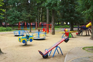 Kamu parkında çocuk parkı aktiviteleri boş 