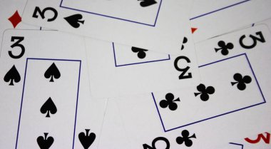 Beyaz arkaplanda parlak plastik oyun kartları