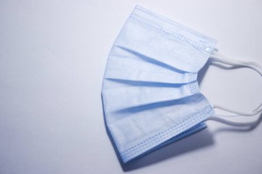 Beyaz arka planda tıbbi maskeler