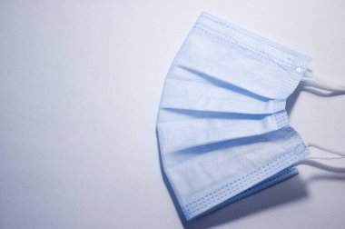 Beyaz arka planda tıbbi maskeler