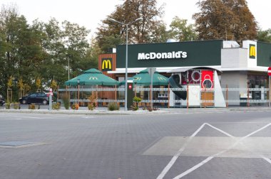 Dabrowa Gornicza, Silesia Polonya - 14 Ekim 2022 McDonald 's Corporation - Amerikan fast food bar zinciri, ağırlıklı olarak hamburger, patates kızartması ve içecek satışı.