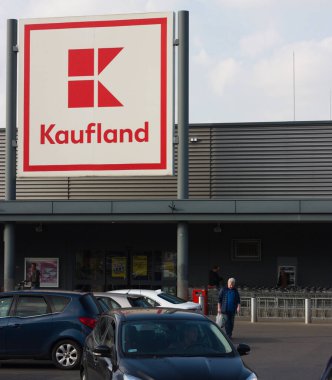 Dabrowa Gornicza, Silezya Polonya - 14 Ekim 2022 Kaufland - Alman Schwarz Grubu 'na ait bir hipermarket zinciri..