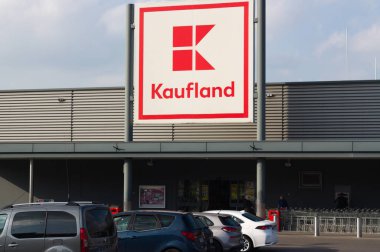 Dabrowa Gornicza, Silezya Polonya - 14 Ekim 2022 Kaufland - Alman Schwarz Grubu 'na ait bir hipermarket zinciri..