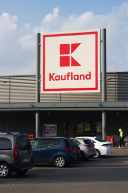 Dabrowa Gornicza, Silezya Polonya - 14 Ekim 2022 Kaufland - Alman Schwarz Grubu 'na ait bir hipermarket zinciri..