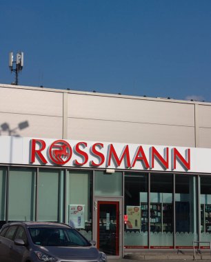 Dabrowa Gornicza, Silezya Polonya - 14 Ekim 2022 Dirk Rossmann GmbH, Avrupa 'nın en büyük kozmetik mağaza zincirlerinden biri, Almanya, Polonya, Çek Cumhuriyeti, Arnavutluk, Türkiye ve Macaristan' da faaliyet gösteriyor.,