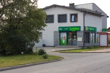 Bedzin, Silezya Polonya - 14 Ekim 2022 Zabka - Polonya 'da 1998 yılında kurulan küçük bir market zinciri. 8000 'den fazla mağaza 5,700' den fazla bayi tarafından işletiliyor.