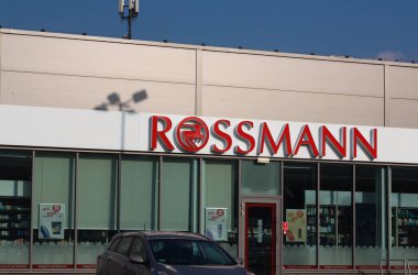 Dabrowa Gornicza, Silezya Polonya - 14 Ekim 2022 Dirk Rossmann GmbH, Avrupa 'nın en büyük kozmetik mağaza zincirlerinden biri, Almanya, Polonya, Çek Cumhuriyeti, Arnavutluk, Türkiye ve Macaristan' da faaliyet gösteriyor.,