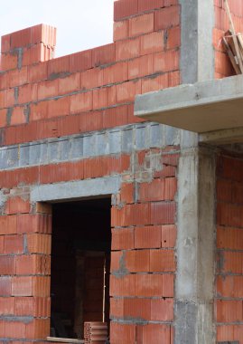 İnşaat altındaki ev tuğlalar, içi boş tuğla pencere açıkları.