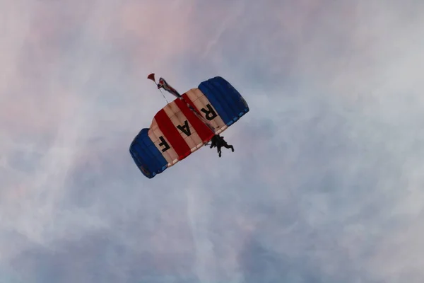 英国斯卡伯勒 2022年6月25日 英国皇家空军猎鹰降落伞展示队在国家武装部队日活动中表演 有巨大的降落伞篷可见 — 图库照片