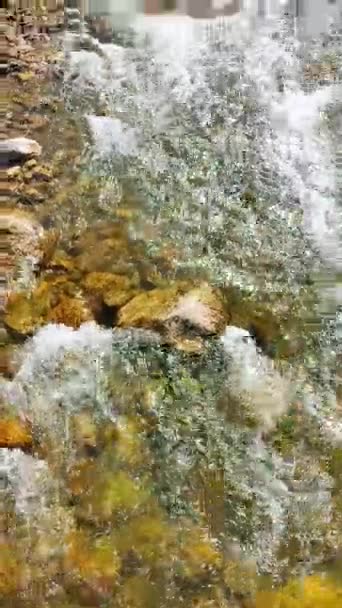 Pionowe Ujęcie Wody Wpadającej Strumienia Kantabryjskim Miasteczkiem Tle — Wideo stockowe