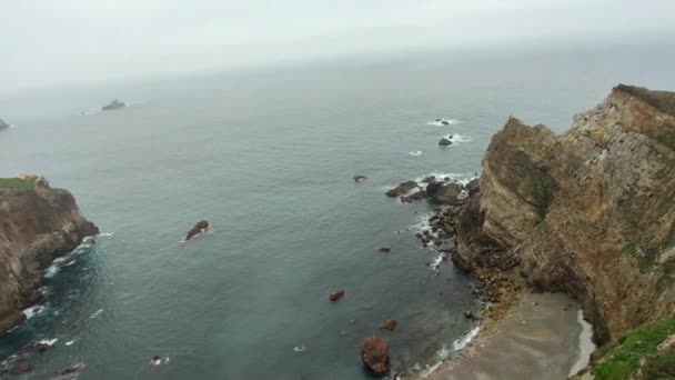 Pemandangan Pantai Tebing Tebing Besar Asturias Spanyol — Stok Video