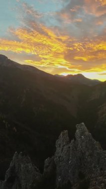 Turuncu renklerle yüksek tepelerde güzel gün batımı 