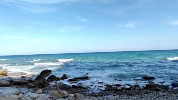 Mulher Vestindo Vestido Andando Uma Praia Olhando Uma Grande Rocha — Vídeo de Stock