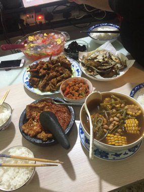 Bir lokantada farklı çeşit yemekler.