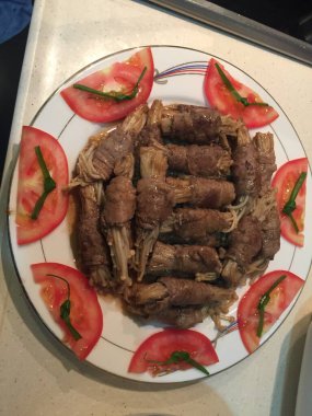 Tahtada biftek ve sebze.