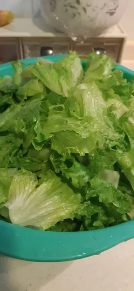 Piyasada beyaz bir geçmişi olan taze yeşil salata.