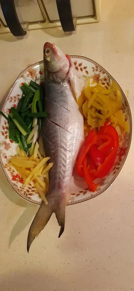 Limonlu ve sarımsaklı bir tavada deniz ürünleri.