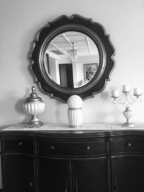 Modern bir apartmanın içinde.