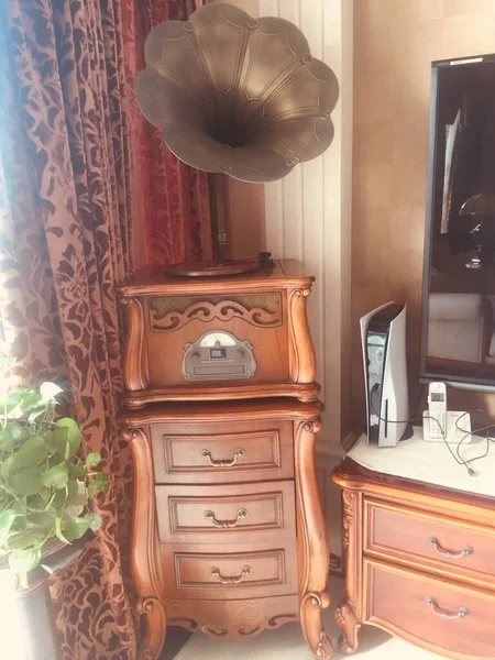 Modern bir apartmanın içinde.