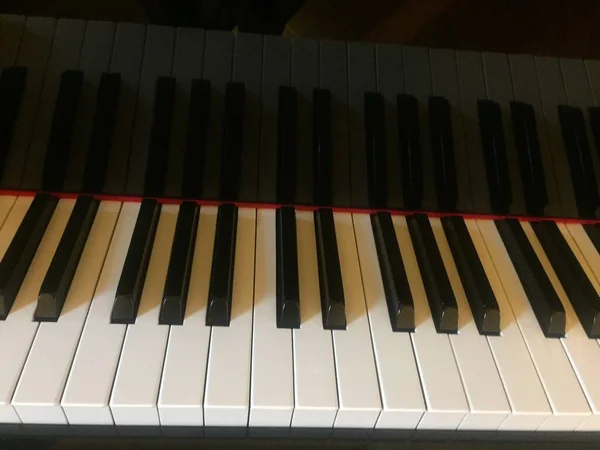 带键的钢琴键盘 — 图库照片