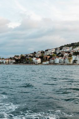 Prenses adalarında deniz kenarındaki çeşitli modern beyaz Türk evleri