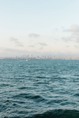 İstanbul şehir manzaralı Bosporus üzerinde mavi ve dalgalı deniz 