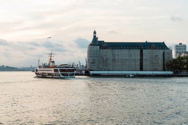 İstanbul 'daki rıhtıma giden büyük bir feribot. 