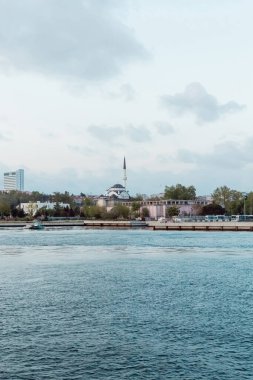 İstanbul 'da bina ve bosporus yakınlarında ünlü Süleyman Camii