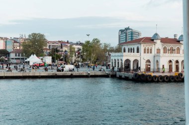 İSTANBUL, TURKEY - 8 Mayıs 2022 İstanbul 'da Boğaz' daki sahil ve rıhtıma yakın binalar 