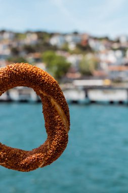 İstanbul 'da deniz kenarındaki lezzetli Türk simitlerine yaklaş. 
