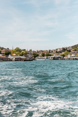 İstanbul 'un deniz kıyısındaki evlerini ve Bosporus' taki modern tekneleri. 