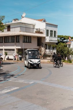 İSTANBUL, TURKEY - 8 Mayıs 2022: insanlar hindi adalarındaki prenses adalarında evlerin yakınında bisiklet sürüyorlar 