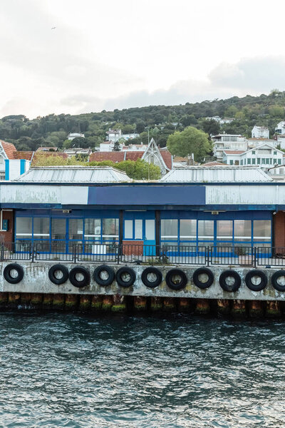 Кольца черной жизни на деревенском пирсе на проливе Босфора в Стамбуле 