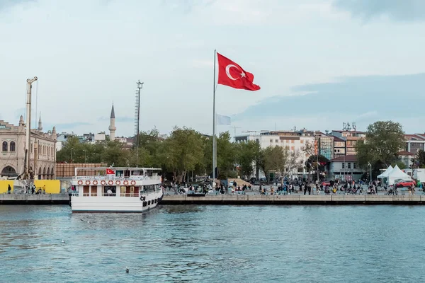 İSTANBUL, TURKEY - 8 Mayıs 2022: İstanbul Boğazı yakınlarındaki rıhtımda Türk bayrağı ve teknesi 