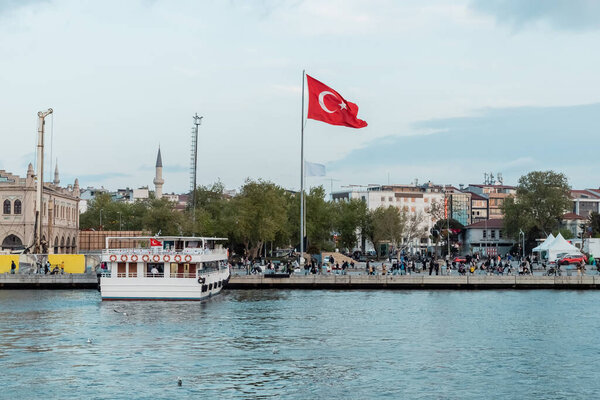 Stanbul Turkey Mayıs 2022 Stanbul Boğazı Yakınlarındaki Rıhtımda Türk Bayrağı — Stok fotoğraf