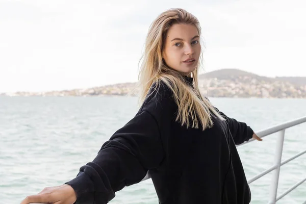 Ung Kvinna Svart Tröja Tittar Kameran Från Färja Båt Korsning — Stockfoto