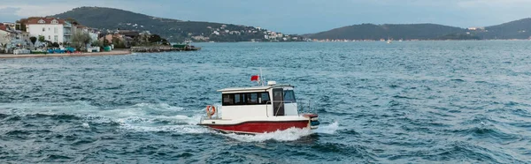 Национальный турецкий флаг на лодке, плывущей в голубом море в индейке, баннер — стоковое фото