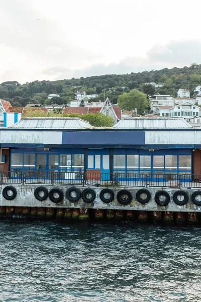 Negro vida anillos en rústico muelle en bosphorus estrecho en istanbul - foto de stock