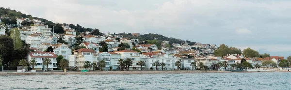 Casas turcas blancas y modernas cerca del mar en las islas de la princesa, bandera - foto de stock