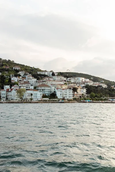 Casas turcas blancas y modernas cerca de la playa en las islas de la princesa en pavo - foto de stock