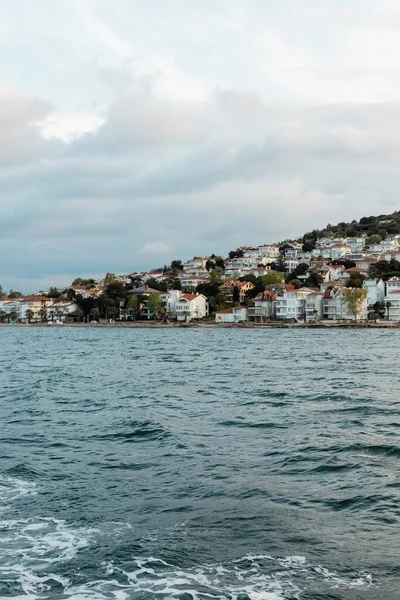 Varias casas turcas blancas modernas cerca del mar en las islas de la princesa - foto de stock