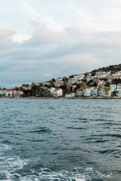 Varie delle case turche bianche moderne vicino al mare sulle isole della principessa — Foto stock